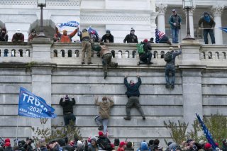 Cinq personnes avaient été tuées durant l'assaut du Capitole en 2021 et 140 policiers avaient été blessés (archives). KEYSTONE/FR159526 AP/JOSE LUIS MAGANA